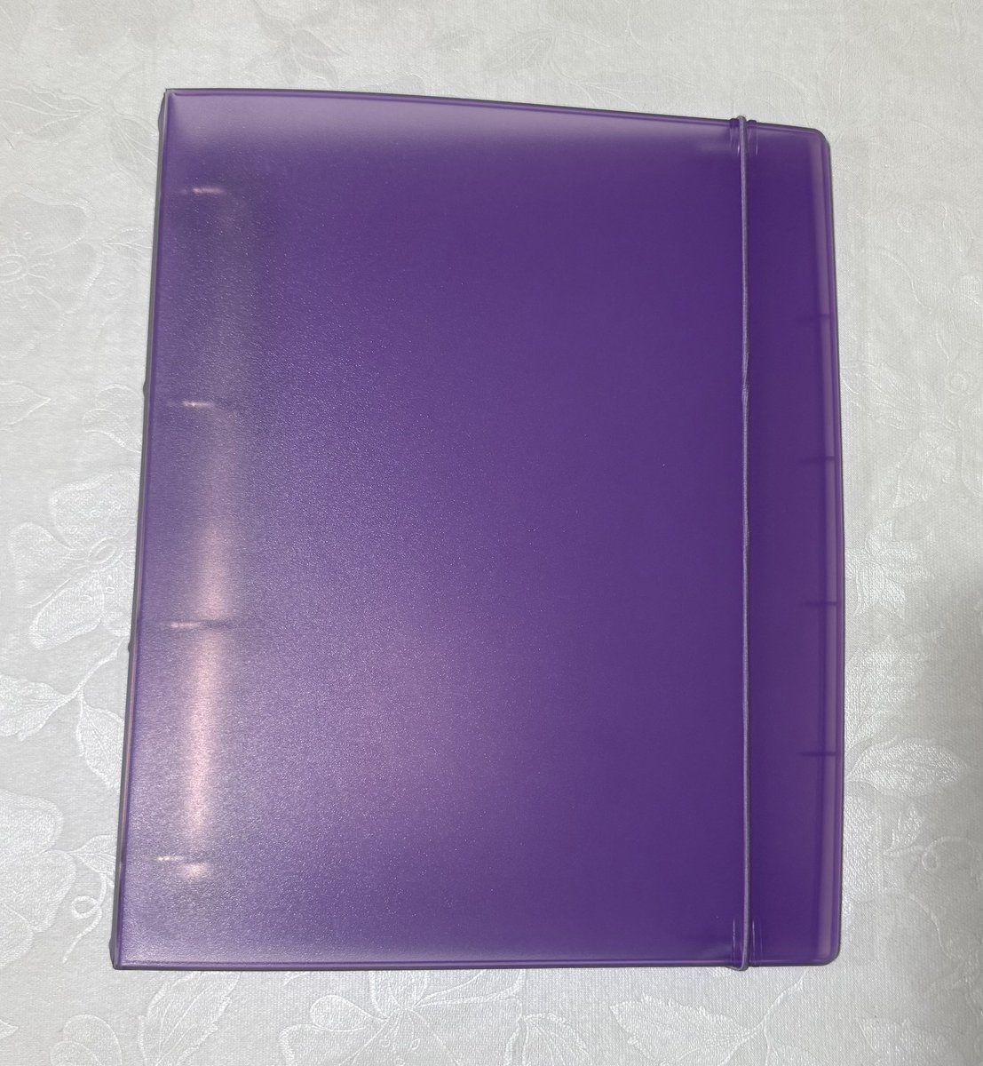 biducegs's tweet photo. 📓 — biduzitos, alguém tem interesse nesse binder/fichário a4?

ele já abrigou cards de muitos de vocês enquanto esperava pelo pedido de envio ^^ 

está em ótimo estado e sem avarias
• capa dura, 4 argolas e elástico

quem tiver interesse, é só pagar o frete 🥹 https://t.co/5oazrgrssc