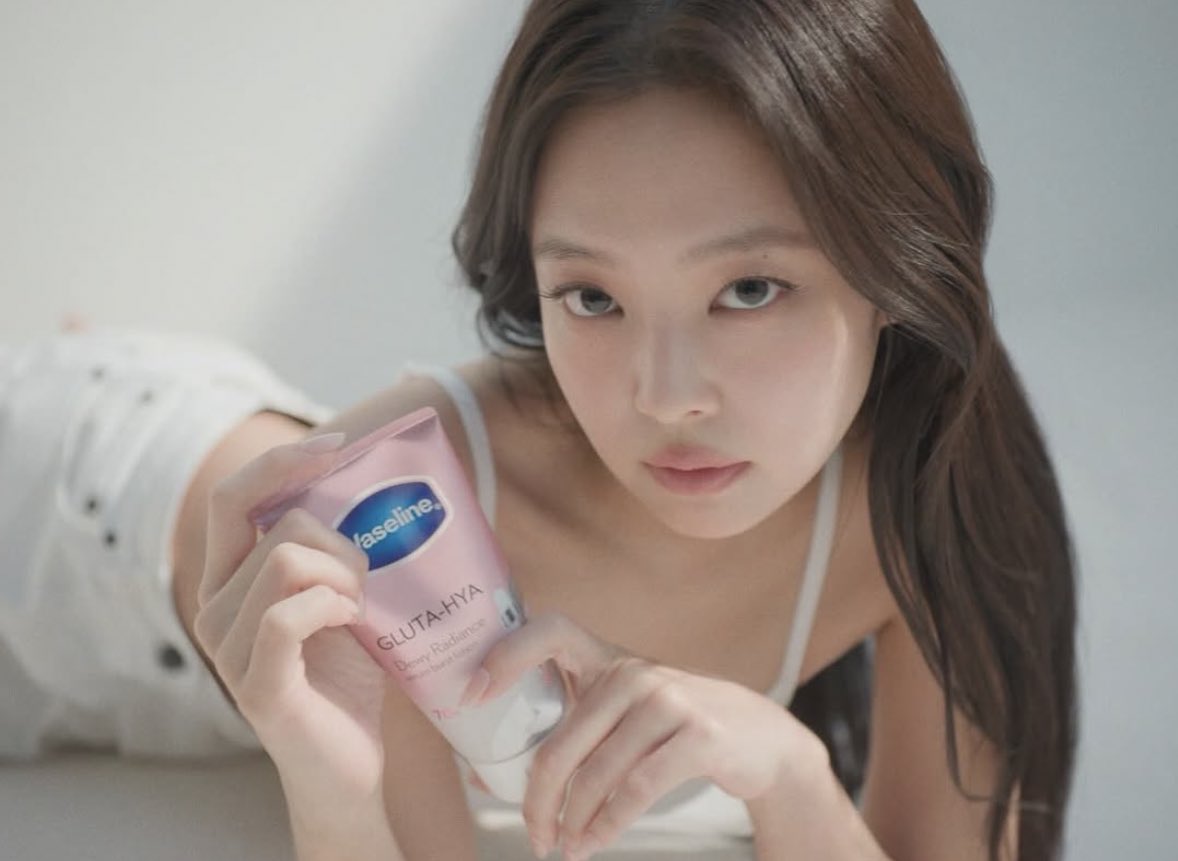 insidefolkative's tweet photo. Cung absen yang pake vaseline, samaan nih kayak Jennie 🙋🏼‍♀️ https://t.co/QL9r8dbRna