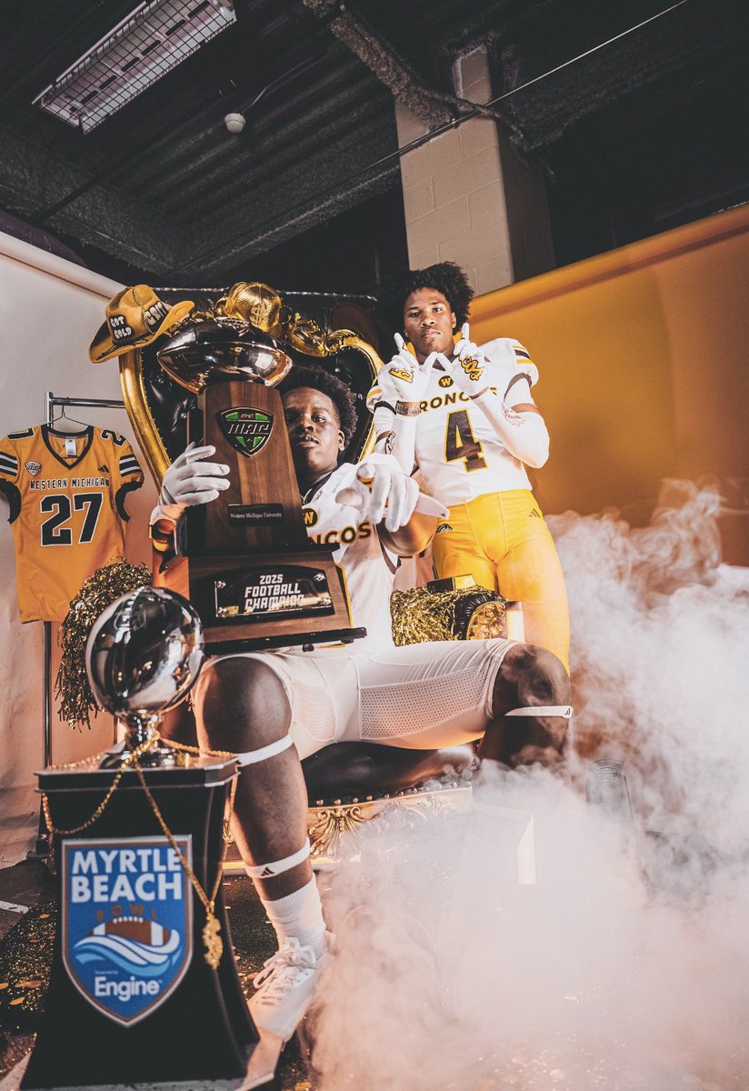 mumumagassouba's tweet photo. I’m home 🏡🏡@_CoachZo_ @coach_Menefee @CoachLT_WMU 
@GreerMartini48 @EthanBrenesFB @Coach_DVaughn @ben_feist1 @BernardiCoach @DSabock @CoachKPerk @CoachKirkendall https://t.co/SwCLbinC14