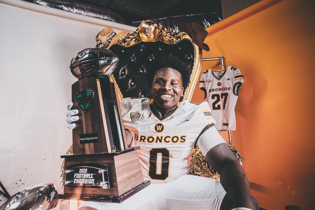 mumumagassouba's tweet photo. I’m home 🏡🏡@_CoachZo_ @coach_Menefee @CoachLT_WMU 
@GreerMartini48 @EthanBrenesFB @Coach_DVaughn @ben_feist1 @BernardiCoach @DSabock @CoachKPerk @CoachKirkendall https://t.co/SwCLbinC14