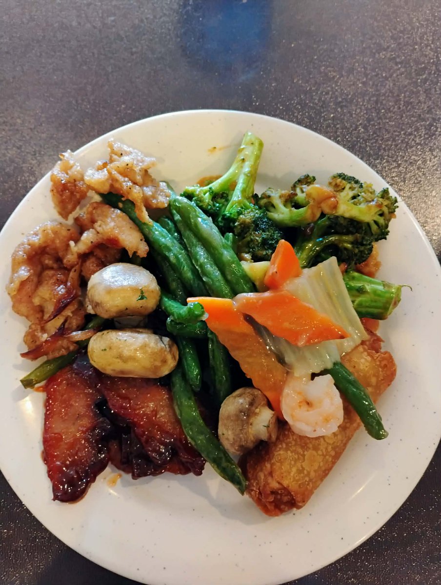 Vanthica's tweet photo. Went to The Evergreen Chinese Buffet in Hartford..It was SO good. I had mainly vegetables. The green beans and broccoli hit a part in my soul. Not in the pic, but their General Tso Chicken was extra awesome.
It was a good day. https://t.co/sKN0ULFAXD
