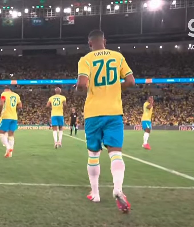 ahbalisson's tweet photo. E aí entra toda a qualidade do ex-jogador do Vasco. Rayan pensa rápido, executa com perfeição aquilo que imaginou e acerta uma finalização de muita categoria. A bola sobe, sai do alcance dos defensores e faz a curva para dentro do gol.

Foi um belo gol e, quem sabe, um forte candidato ao prêmio de gol mais bonito do ano. Rayan já se coloca nessa disputa.

Esse foi o primeiro gol de Rayan com a camisa da Seleção Brasileira em apenas dois jogos. Na Inglaterra, ele já marcou cinco vezes nesta temporada da Premier League pelo Bournemouth.

O Brasil chega à sexta vitória na era Carlo Ancelotti. Agora, a Seleção faz seu último amistoso antes da Copa do Mundo, contra o Egito, no próximo sábado.”