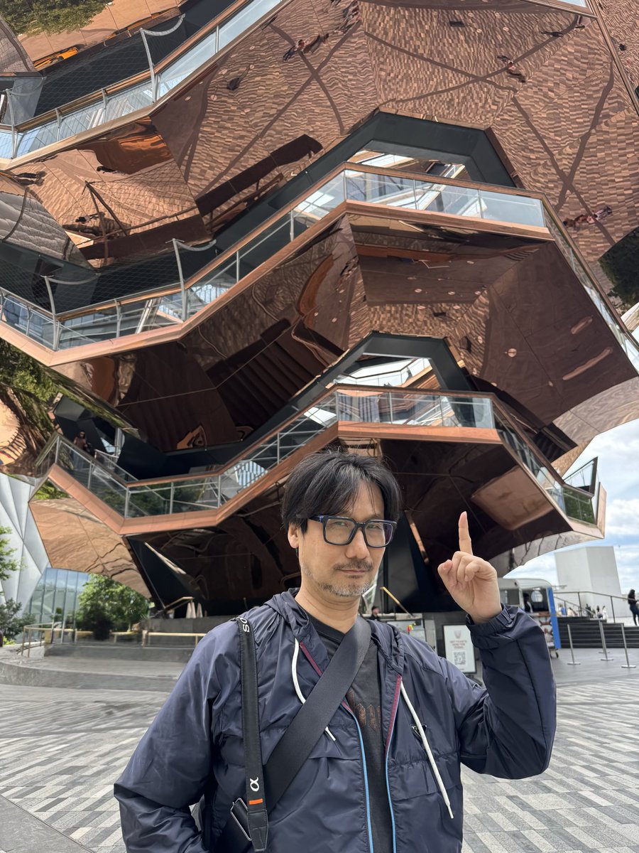 Kaizerkunkun's tweet photo. Hideo Kojima today. 
本日の小島監督。 https://t.co/aurcYhL5tT