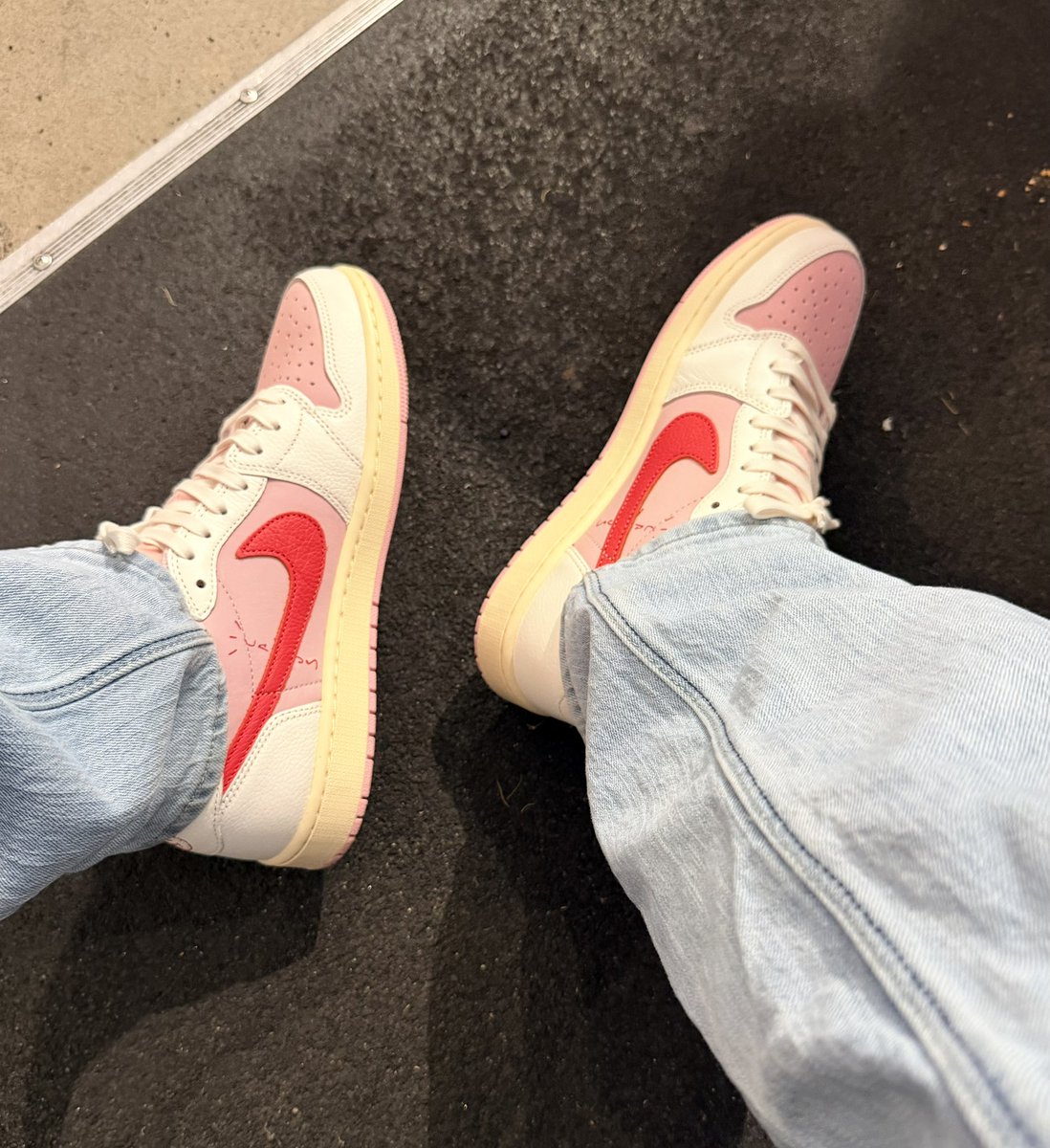 realrobbiecook's tweet photo. Wore them to the shop today … https://t.co/cIoDcJNpVe
