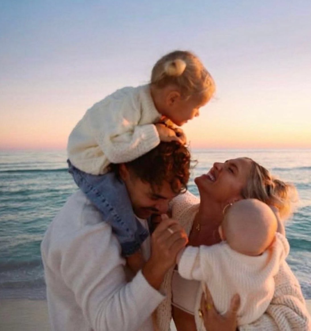 cutelovemood's tweet photo. golden hour with my whole world https://t.co/BPo9gHStqN