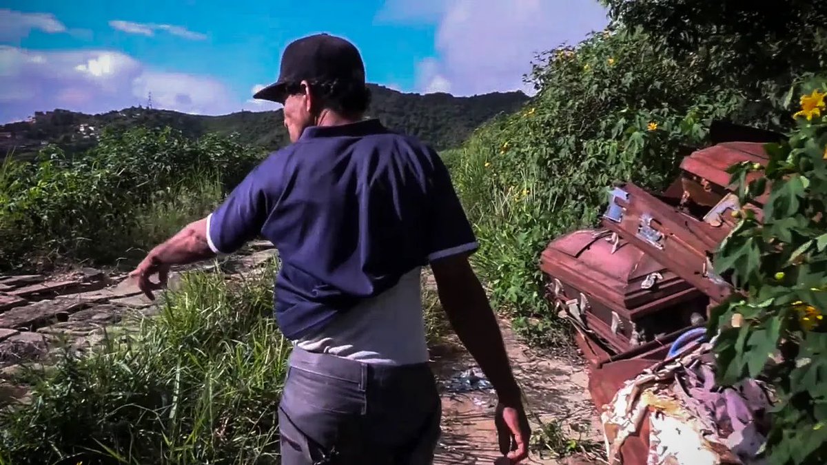 cheo070777's tweet photo. 1  de 4 )La Peste’, la colina donde esconden los muertos la narco dictadura en Venezuela
El hedor es nauseabundo a cien metros. Algunos cadáveres aún conservan pedazos de pellejo ennegrecidos. El zumbido de los insectos se confunde con el roce de las hojas sacudidas por la brisa: el único atisbo de vida en ‘La Peste’, como se conoce este vértice del Cementerio General del Sur. El abrasante sol caribeño acelera la descomposición de los cuerpos. Puede haber cien, doscientos… incontables. Algunos en bolsas de basura negras, otros descubiertos. Se amontonan en unos huecos de concreto destapados que alguna vez pretendieron ser tumbas, pero terminaron siendo la mayor fosa común de Caracas.
Una lánguida silueta arrastra sus pies por la pendiente. Johan sube algunas mañanas para custodiar la cima. Adelgazó 20 kilos en los últimos años, ya no recuerda si por la droga o por el hambre. Se tapa nariz y boca con su camiseta antes de hablar:
“Estos son los que zumban (arrojan). Traen 30 o 40 muertos en una furgoneta por la noche. Luego pasan seis o siete meses y traen otros. Así los van subiendo”.
￼
JOHAN.

LA POBREZA Y VIOLENCIA SATURAN LAS MORGUES
En una de esas bolsas se encuentra Wilfredo Hernández, de 47 años, fallecido a finales de mayo de 2017 en los calabozos del comando de la Guardia Nacional Bolivariana (GNB) de El Recreo y trasladado a esa fosa un mes y medio después. Su familia lo reclamó y destapó el caso de otros 28 cadáveres con ese mismo destino. En los hoyos también hay guantes de látex impolutos. Demasiada precaución que difícilmente toma un criminal común.
En la segunda ciudad más violenta del mundo, las morgues se saturan. A veces los parientes ni siquiera reclaman los cuerpos por temor a represalias de los victimarios, o por desconocimiento de su desaparición. A veces se demoran semanas en recogerlos mientras juntan el dinero para un entierro o aguardan turno en la larga lista para acceder a los servicios funerarios públicos. Aunque varios de esos cadáveres ni siquiera pasan por la morgue.
“Aquí los suben por la noche y se oyen disparos. Los ajustician aquí mismito. Es más fácil para no cargarlos”.
Johan señala en el suelo algunos casquillos de una nueve milímetros y cartuchos de escopeta. Algunas pandillas ejecutan a sus víctimas en lo alto de ‘La Peste’.

“Ahora ya uno se piensa dos veces para matar a alguien, porque las balas también se han puesto caras, ya no se encuentran”.
Otro centinela de la loma se ha unido a la conversación, pero prefiere ocultar su identidad. A Johan eso no le importa:
“Aquí mando yo. Ya me puedes llamar: Johan, el malandro”.
Arquea sus brazos e inclina la cabeza al presentarse. Entre la gorra del equipo de béisbol New York Yankees y su nariz ganchuda, sobresale una mirada en blanco. Unos ojos hundidos, impasibles ante la muerte. Tantos muertos.
El hombre camina funámbulo sobre los tabiques que separan los orificios. Si se cayese, nadie lo echaría en falta. Hace tiempo que abandonó su hogar abocado al vicio y al crimen. Tampoco se distinguiría entre los occisos más recientes. Dice tener unos cuarenta y tantos años. Perdió la cuenta. Por su semblante ajado, parece que roza los sesenta.