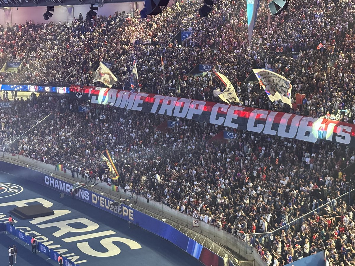 AUTEUIL1991's tweet photo. « J’AIME TROP CE CLUB » 🔴🔵 
Back2🏆Back @Co_Ultras_Paris CHAMPIONS D’EUROPE!!!! https://t.co/8qjYwbmMYF