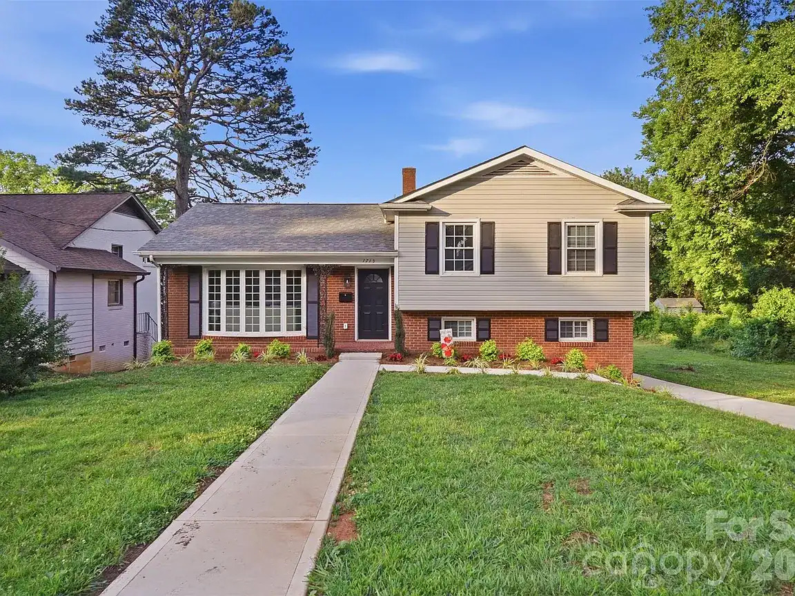 ShowcaseRealty's tweet photo. Real Estate News: 1715 Washington Avenue, Charlotte, North Carolina 28216-5427 https://t.co/MKBgM97Uzg https://t.co/59n3dnIyxp