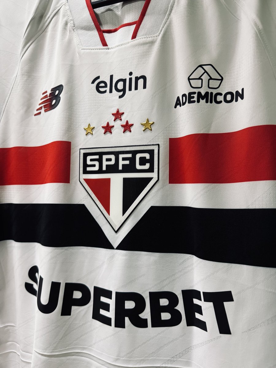 SaoPauloFC's tweet photo. 😍 As cores mais lindas do futebol mundial!

#VamosSãoPaulo 🇾🇪

📸 Erico Leonan / São Paulo FC https://t.co/8mz1WhsOWn