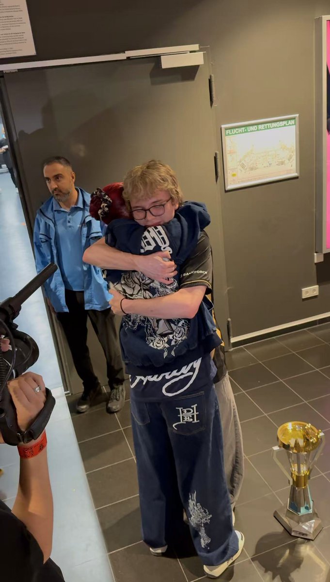 mamavic0's tweet photo. And the WINNER of the SUMMIT LAN ist @vico https://t.co/hJzVhp2ik2