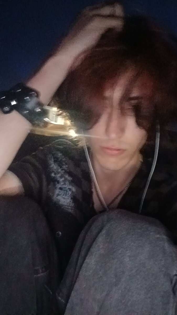 MeleeMovement's tweet photo. hurt so bad i got 6 images on my whole camera role n this is 1 #emo https://t.co/nYJQjH22BH