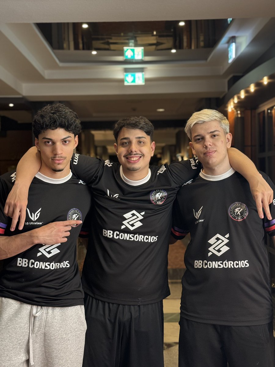 fluxogg's tweet photo. FIM DE JORNADA NA FNCS. 💜

Hoje o resultado não foi o que buscávamos e nossa campanha chega ao fim sem a classificação para o Mundial.

Ainda assim, saímos de cabeça erguida. Fizemos história ao levar duas duplas brasileiras para a Grande Final e escrever mais um capítulo marcante para o Fortnite brasileiro.

O sonho do Mundial segue vivo, e essa história ainda não terminou.

Agradecemos aos nossos jogadores Teuzz, Nuti e Gabzera por representarem o Fluxo na Alemanha, e a todos vocês pela torcida durante essa jornada.

Voltaremos ainda mais fortes. 💜