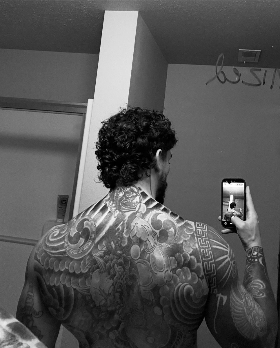 raphplayground's tweet photo. Back tattoo in healing https://t.co/wX1K1zXfSO