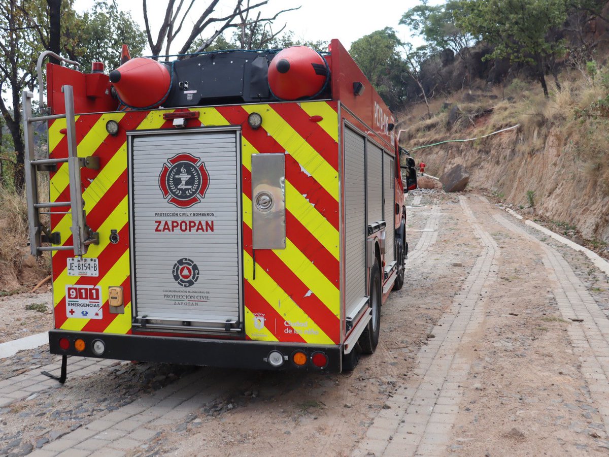 UMPCyBZ's tweet photo. #Entérate 🚒 Oficiales de #Base1 y #Base3 rescataron a un hombre que cayó a una barranca en Vistas del Centinela. Fue localizado a 60 metros de un peñasco y extraído mediante sistema de cuerdas. Presentaba diversas lesiones y fue trasladado para valoración médica. https://t.co/G1o21LyQdc