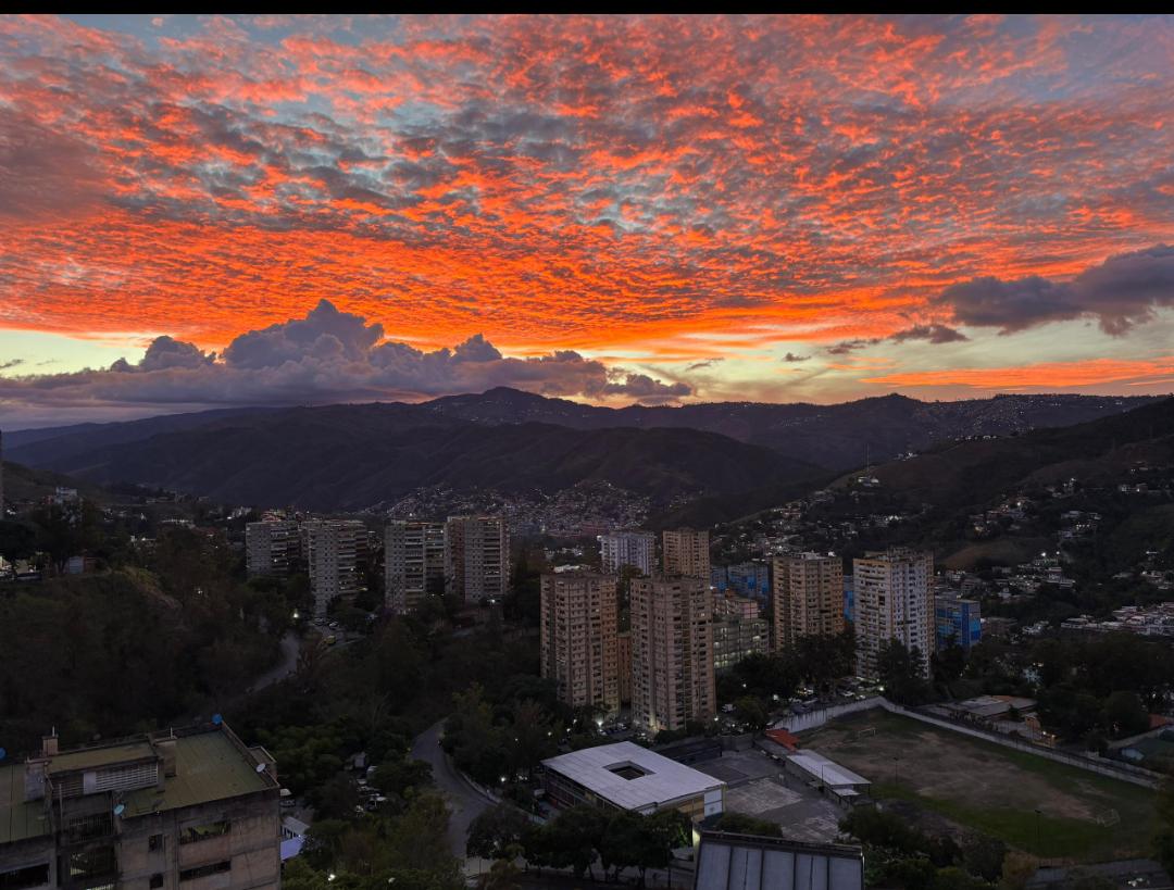 alicita236's tweet photo. Atardecer en Caricuao https://t.co/lNvkQaFHxr