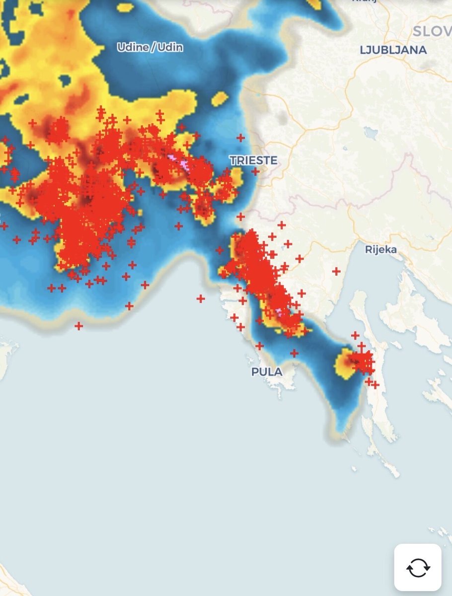 neverinhr's tweet photo. Iza ponoći sve više pljuskova i grmljavine na sjevernom Jadranu. Pravi lightshow u Istri! https://t.co/nmEq89UFoE