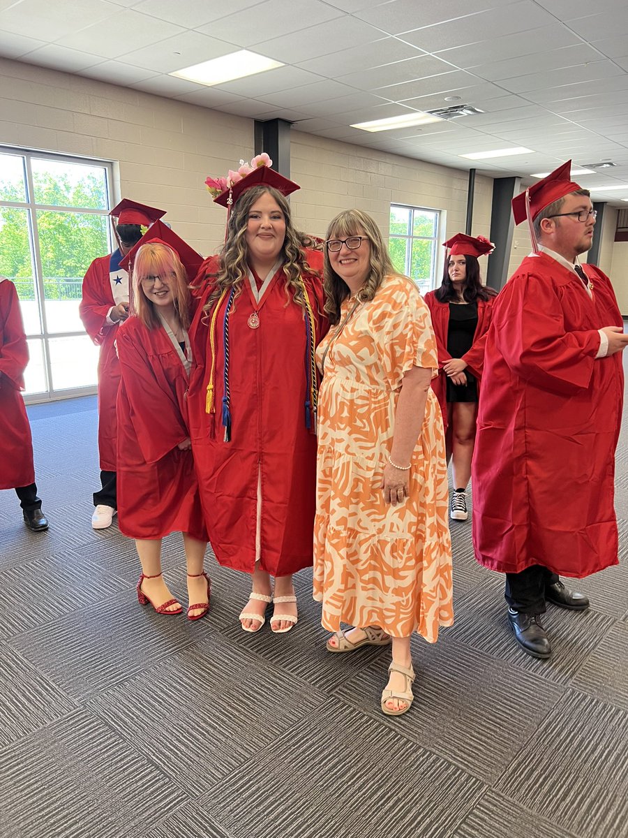 MJKingMEd's tweet photo. Some pre-graduation pics! 1 @GHSStudentSec1 @GHS_CE @AthleticsGeneva https://t.co/lhLr8k8aEb