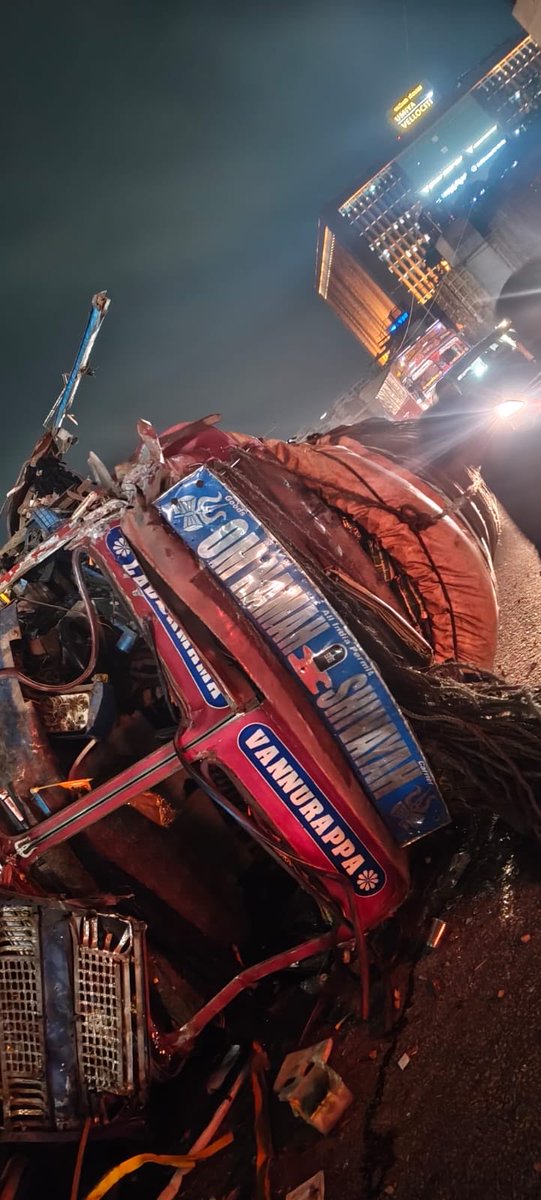 hebbaltrafficps's tweet photo. ಹೆಬ್ಬಾಳ ಸಂಚಾರ ಪೊಲೀಸ್ ಠಾಣಾ ವ್ಯಾಪ್ತಿಯ ಕೆಂಪಾಪುರ ಬಸ್ ಸ್ಟಾಪ್ (ಎಸ್ಟಿಮ್ ಮಾಲ್) ಬಳಿ ಸಿಟಿ ಕಡೆಗೆ ಹೋಗುವ ರಸ್ತೆಯಲ್ಲಿ goods lorry ವಾಹನವು ಪಲ್ಟಿಯಾಗಿದ್ದು, ಸಿಟಿ ಕಡೆಗೆ ಚಲಿಸುವ ವಾಹನ ಸವಾರರು ಬೇರೆ ಮಾರ್ಗ ದಲ್ಲಿ ಸಂಚರಿಸಲು ಕೋರಿದೆ.@blrcitytraffic @DCPTrNorthBCP @acpnortheasttr https://t.co/jqdWHhldNu
