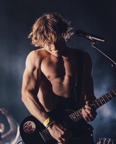 _Latorre_D's tweet photo. En el escenario sin camisa, en tu cuarto sin pantalones.

#SeductiveSunday https://t.co/AUs8sE7Ccp