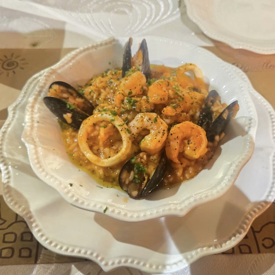 ReportMySpp's tweet photo. Nuestra última cita fue una cosa increíble.
Siempre que vamos a nuestro restaurante favorito hablar de volver a comer ahí es inevitable.
No hay nada mejor que salir a comer con Luna, es increíble la buena compañía que es. 💛 https://t.co/IYtiAv2kd2