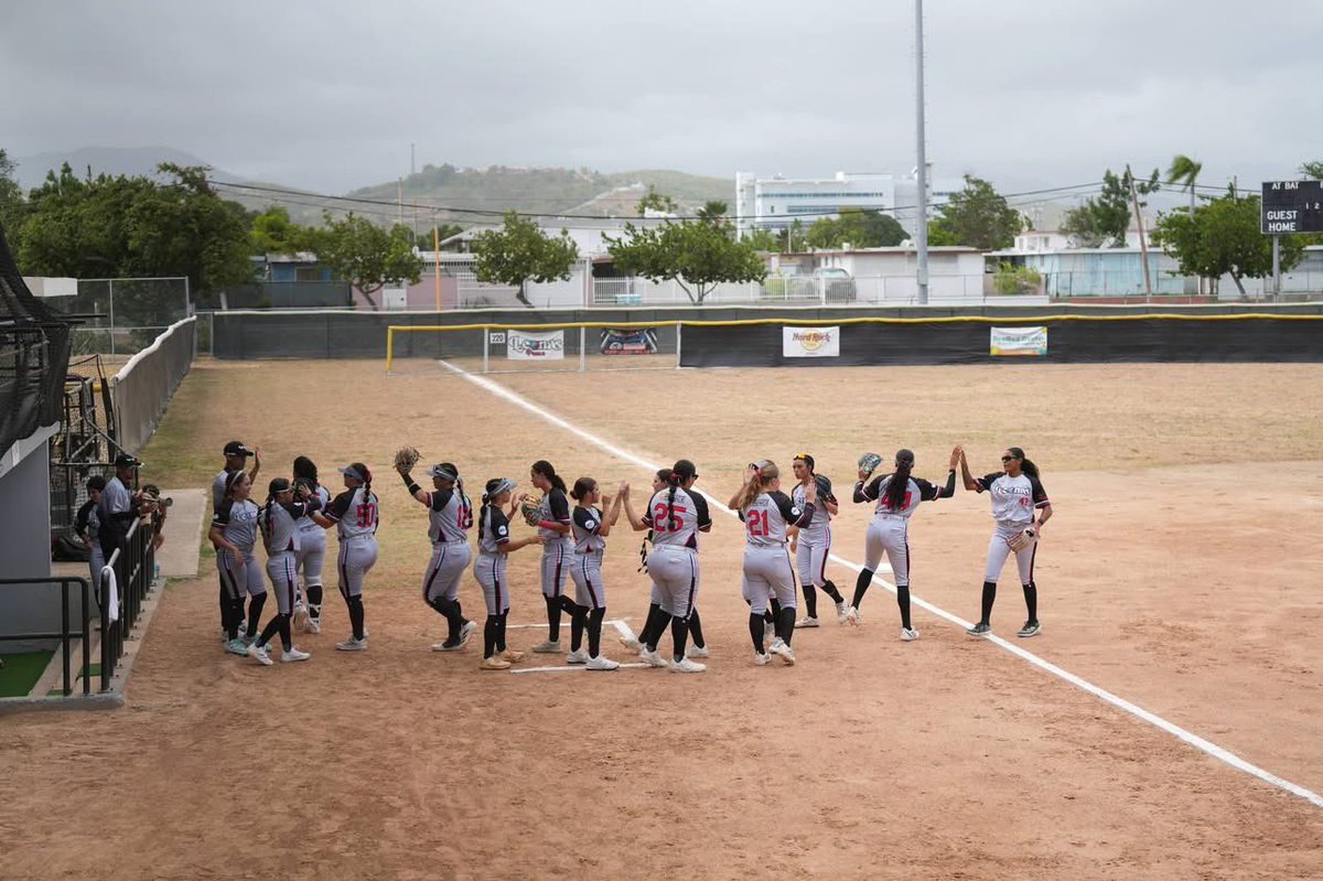 NoticiasdePonce's tweet photo. 𝐀𝐥𝐜𝐚𝐥𝐝𝐞𝐬𝐚 𝐝𝐞 𝐏𝐨𝐧𝐜𝐞 𝐫𝐞𝐬𝐩𝐚𝐥𝐝𝐚 𝐚 𝐥𝐚𝐬 𝐋𝐞𝐨𝐧𝐚𝐬 𝐞𝐧 𝐥𝐚 𝐢𝐧𝐚𝐮𝐠𝐮𝐫𝐚𝐜𝐢𝐨́𝐧 𝐝𝐞 𝐥𝐚 𝐭𝐞𝐦𝐩𝐨𝐫𝐚𝐝𝐚 𝐝𝐞 𝐒𝐨𝐟𝐭𝐛𝐨𝐥 𝐒𝐮𝐩𝐞𝐫𝐢𝐨𝐫

Ponce, 31 de mayo de 2026 — La alcaldesa de Ponce, Hon. Marlese Sifre Rodríguez, dijo presente en la inauguración de las Leonas de Ponce Softbol Superior, quienes iniciaron su participación en la segunda jornada de la Liga Premier enfrentándose al equipo de Sabana Grande.

La presencia de la primera ejecutiva municipal reafirmó el respaldo de la administración municipal al deporte femenino y a las atletas que representan con orgullo a la Ciudad Señorial en una de las principales competencias de softbol del país.

Las Leonas llegan a esta nueva campaña con grandes expectativas luego de demostrar su talento y competitividad en temporadas anteriores, manteniendo vivo el objetivo de luchar por el campeonato y continuar consolidándose entre las mejores novenas de la liga.

Durante la actividad inaugural, fanáticos, familiares y seguidores del equipo se dieron cita para apoyar a las jugadoras y celebrar el inicio de una nueva etapa deportiva llena de retos y oportunidades.

La administración municipal expresó sus mejores deseos al conjunto ponceño, confiando en que el esfuerzo, la disciplina y el trabajo en equipo serán claves para alcanzar una temporada exitosa.

Con el apoyo de su fanaticada y el compromiso de sus jugadoras, las Leonas de Ponce inician una nueva travesía con la mirada puesta en la cima, representando con orgullo los colores de la Ciudad Señorial en cada partido de la Liga Premier.