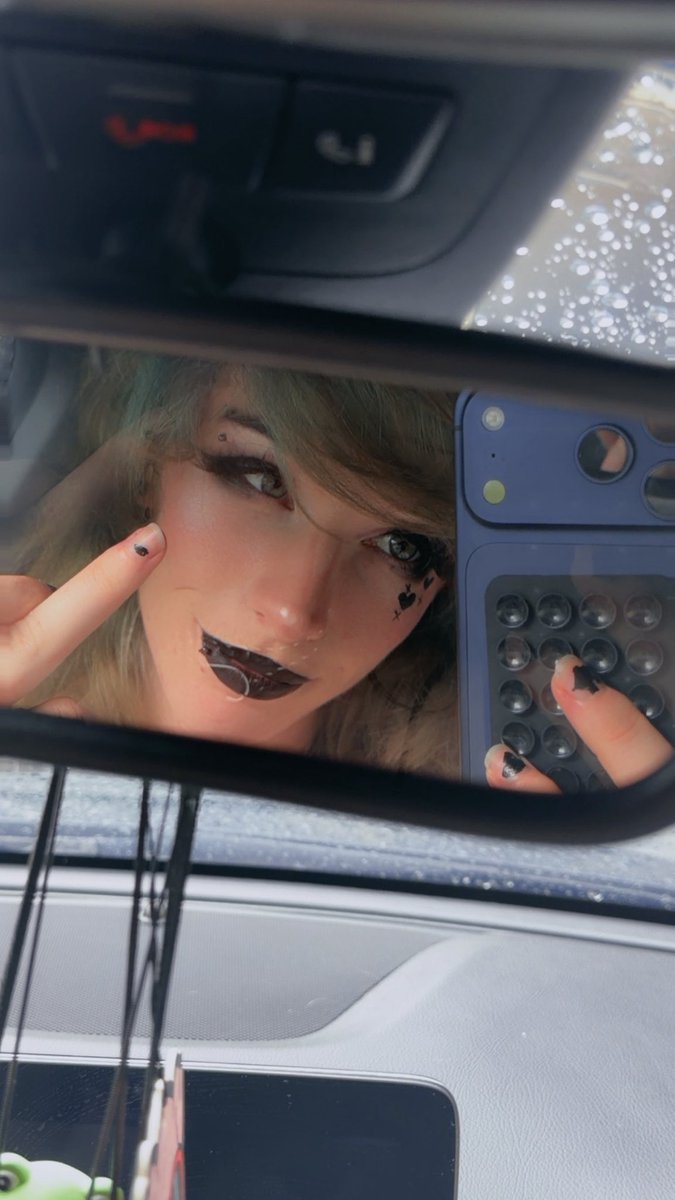 KaylaLavignecx's tweet photo. Remember to always check your mirrors in case a goddess is flipping you off! Be sure to pull over behind her and hand her any cash you have! ✨ https://t.co/KE2nE4quXG