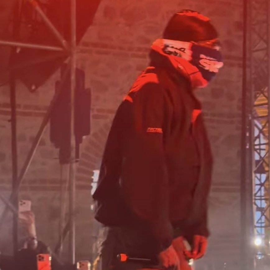 bosunatiklama's tweet photo. Travis Scott'ın ilk Türkiye sahnesi:

• Sahneye 1 saat geç çıktı.
• Sahnede sadece 20 dakika kaldı.
• Biletler 40 bin TL civarındaydı.
• Seyirciler tarafından ıslıklandı. https://t.co/MWiY2ft9vF