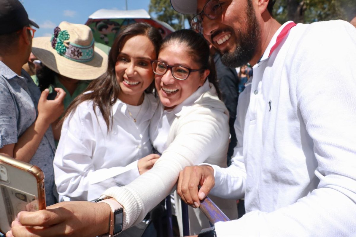 Mariana_tlx's tweet photo. Acompañamos a la presidenta @Claudiashein en su Informe de Rendición de Cuentas.

Desde Tlaxcala seguiremos trabajando en coordinación para fortalecer derechos, ampliar oportunidades y generar bienestar para las familias. 🇲🇽✨

#TransformamosVidas https://t.co/ebvq9331oe
