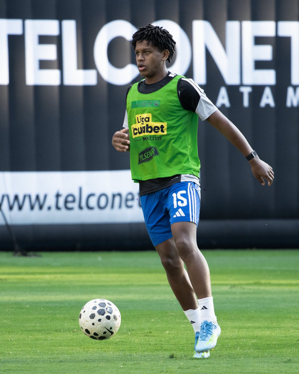CSEmelec's tweet photo. Últimos movimientos antes del inicio. 🔵🔥

#VolviendoASerEmelec 🔵 #LigaEcuabet https://t.co/kGjnmjvEKQ