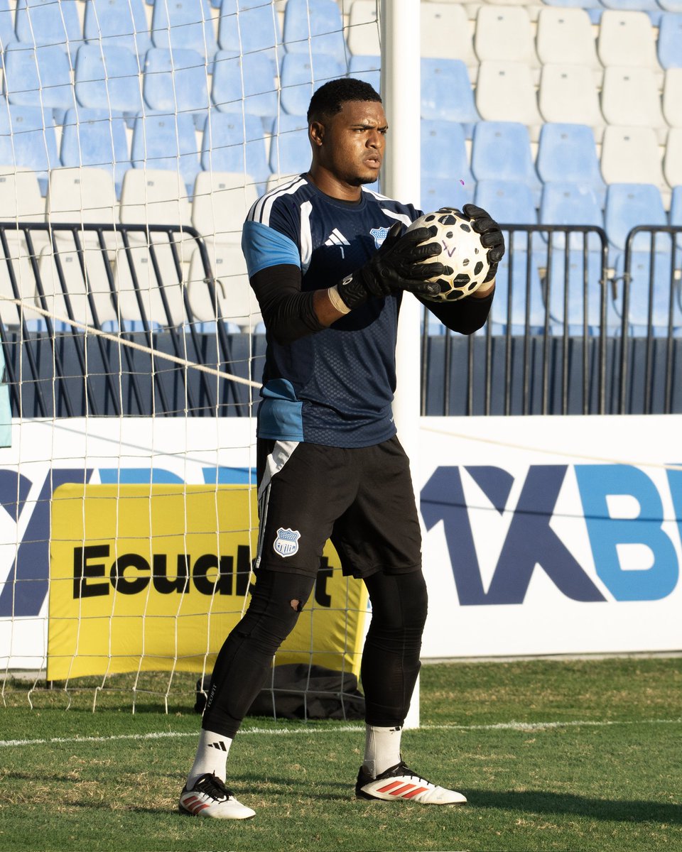 CSEmelec's tweet photo. Últimos movimientos antes del inicio. 🔵🔥

#VolviendoASerEmelec 🔵 #LigaEcuabet https://t.co/kGjnmjvEKQ