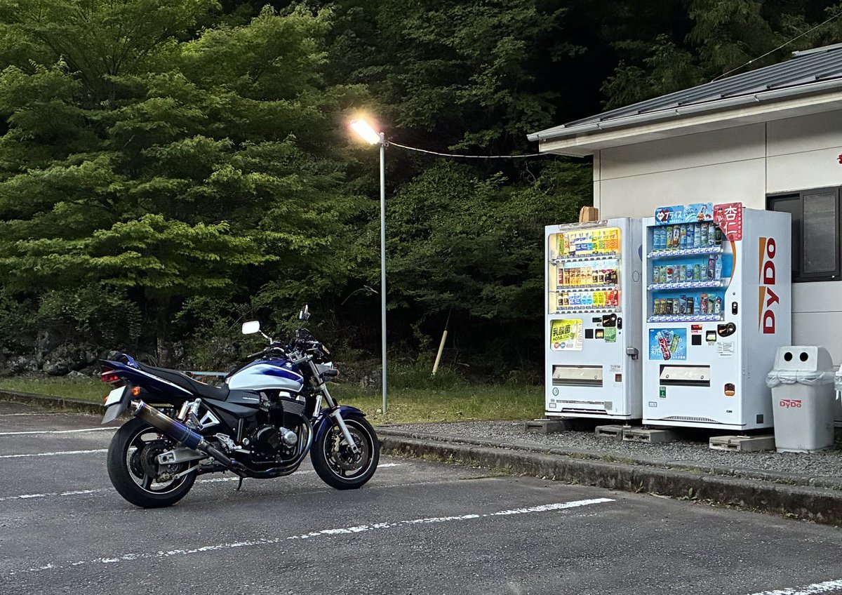 HiroK_34R's tweet photo. 危ない危ない朝から危うく5月に取り残されるところだった。

いや出来ればずっと日曜で時間止めて愛車眺めながらコーヒー飲んでいたいな・・・。 https://t.co/gzo8lPZRgs
