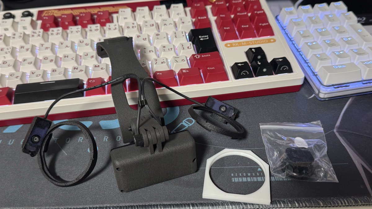 Miracle_Orca_'s tweet photo. ナレフェイシャルトラッカーを輸入🛫
とりあえずの設定は完了してこれから細かい設定するところですが、レビュー！！！

アーム部の剛性はプラスチック製ですがかなり硬くなっていて落としたり、殴らない限りは大丈夫そう👌

アイトラッカーのリングははめるのに少しコツが入りますがしっかりハマっているので安心感ありますっ

フェイトラユニットは頭を動かしても揺れることが無いので変な挙動にはなりにくいかと！ダンスとかになると遠心力かかるので少し不安かも？

アイトラからフェイトラまでのコードがかなり細目なのが少し怖い…これ、引っ掛けたら断線する可能性あるので、今後はテープで本体に接着しておこうと思ってます！

バッテリー問題
フル充電で3.5〜4時間前後の感覚です！充電しながらでも出来なくはなさそうだけど充電口が下についているので、邪魔さ加減と不意に引っ掛ける可能性を考えると現実的では無いかもしれません

アイトラッカーの違和感
quest3のレンズ部につけるので目頭あたりになんか、もぞもぞする感覚はあります…慣れれば特に問題はなさそうだけど目が大きい方は気になるかも？

がんばれ表情筋！
普段 #VRChat をやっているとコントローラで表情切り返してるので、感情を相手に伝えられますが、、、アイトラフェイトラつけると、まあ色々バレます！眠そうだったり、あくびしたり、ソーシャル見たり他にもいろいろ
そして、普段の表情よりも更に大袈裟目に顔を動かさないとセンサーがちゃんと反応してくれないこともあるので、表情筋をフル活用して感情を表現する遊びができるようになります！…顔痩せられるかな

価格とコスパ
こちらは個人輸入だと45000円ちょいかかりました
まだ、日本販売の価格は出ていませんが今後発表されていくらになるのか気になりますっ
現状一体型アイトラフェイトラをやろうとするとquest pro等のlighthouse系になるので20万位が入口になります
quest3やpico4で後付けで4万円前後だとかなりコスパは良さそうです！
細かい設定さえ乗り切れれば最高のガジェットになる事は間違い無いです！

週末にかけて動画撮ってどんな顔の動きになるか投稿しますねฅ•ﻌ•´ฅ

間も無く公式の方から色々と発表があると思うので引用元を要チェックです|•'-'•)و✨
#ナレトラッカー #ナレフェイシャルトラッカー