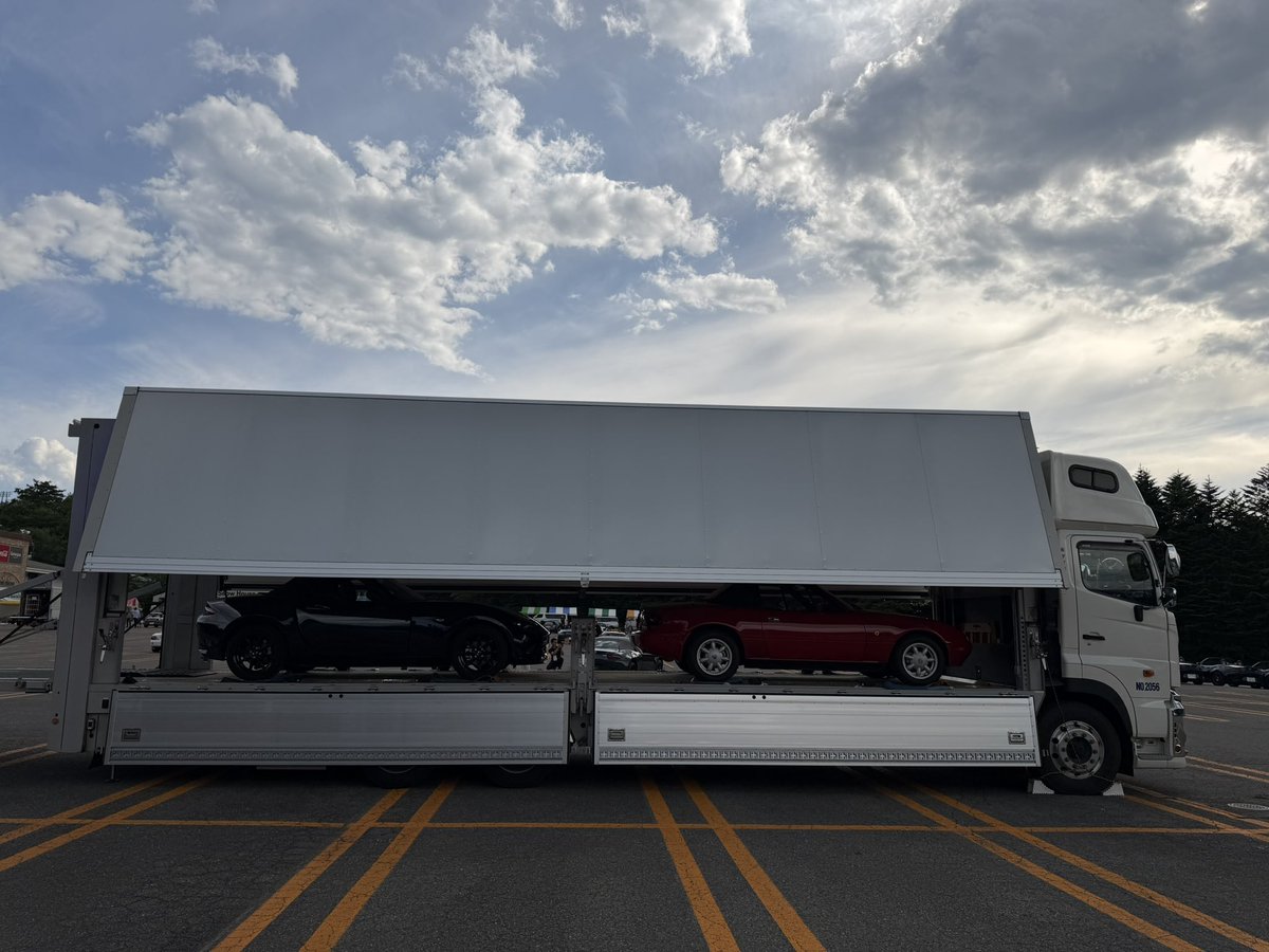 RS5716SW's tweet photo. ジンクグリーンメタリック

画像だと伝わりづらい色ですかね、お洒落でいい感じだと思います✨

最後、運ばれていくトラックで旧いNAと超最新のロードスターの組み合わせはなんか良かったです https://t.co/hYarKAxrLK