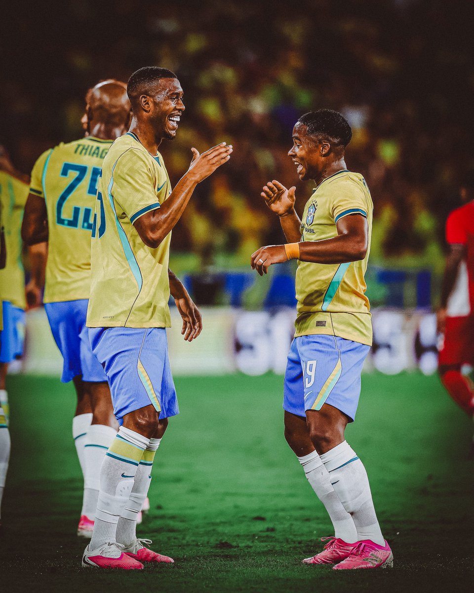 resenhaescrita's tweet photo. Existe uma diferença entre o time do 1º e do 2º tempo - e isso não é uma crítica.

Em teoria, os 11 que iniciaram já estão de certa forma carimbados e com uma vaga cativa na seleção.

Os que entraram depois estão tendo a oportunidade da vida, por isso é visível um esforço maior e muito mais vontade.

Particularmente, meu lado “afetivo” foi mais para o time que entrou depois do intervalo.

Muitos jovens querendo fazer acontecer, correndo pela chance da titularidade, lutando pelo sonho.

Vertentes e comportamentos diferentes, mas em busca do mesmo objetivo.