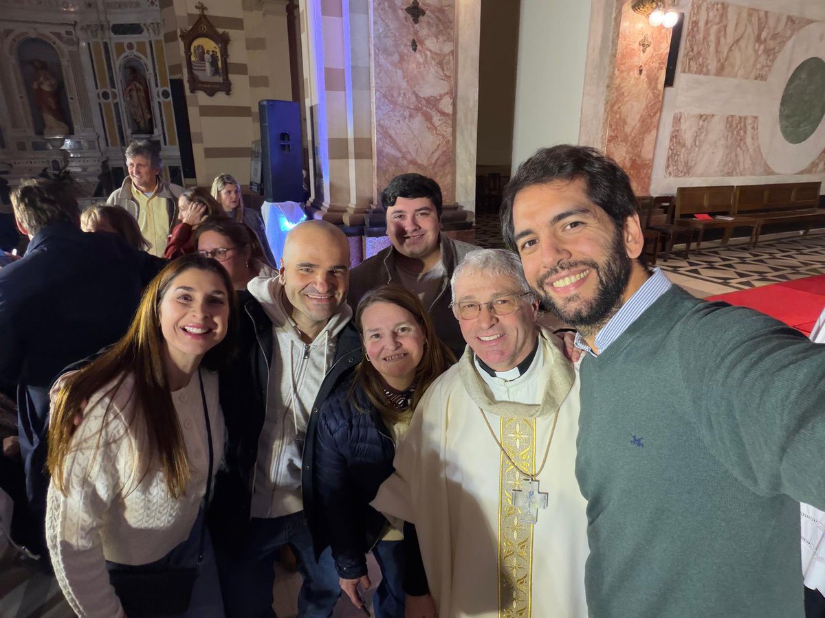 Ignacio_Costa's tweet photo. Participamos en la histórica ordenación episcopal de Mons. Alfonso Bauer, nuevo Obispo de Florida. 
Para destacar el trabajo que realizó el ahora Obispo emérito Martin Pérez Scremini.
Muchos desafíos por delante para la iglesia católica toda, en especial en Florida. https://t.co/8cWCO3NtSz
