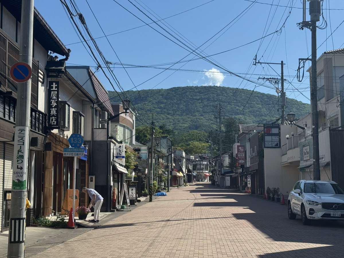 ebiturbo's tweet photo. 祭り（ミーティング）後の軽井沢はとても静か🌲まぁそれが本来の姿ですが😅

フランスベーカリーで朝食☕️🥐
ジョンレノンがこよなく愛したフランスパンも購入🥖（肖像権の関係でSNS投稿できず） https://t.co/vk9pNn0Z2o