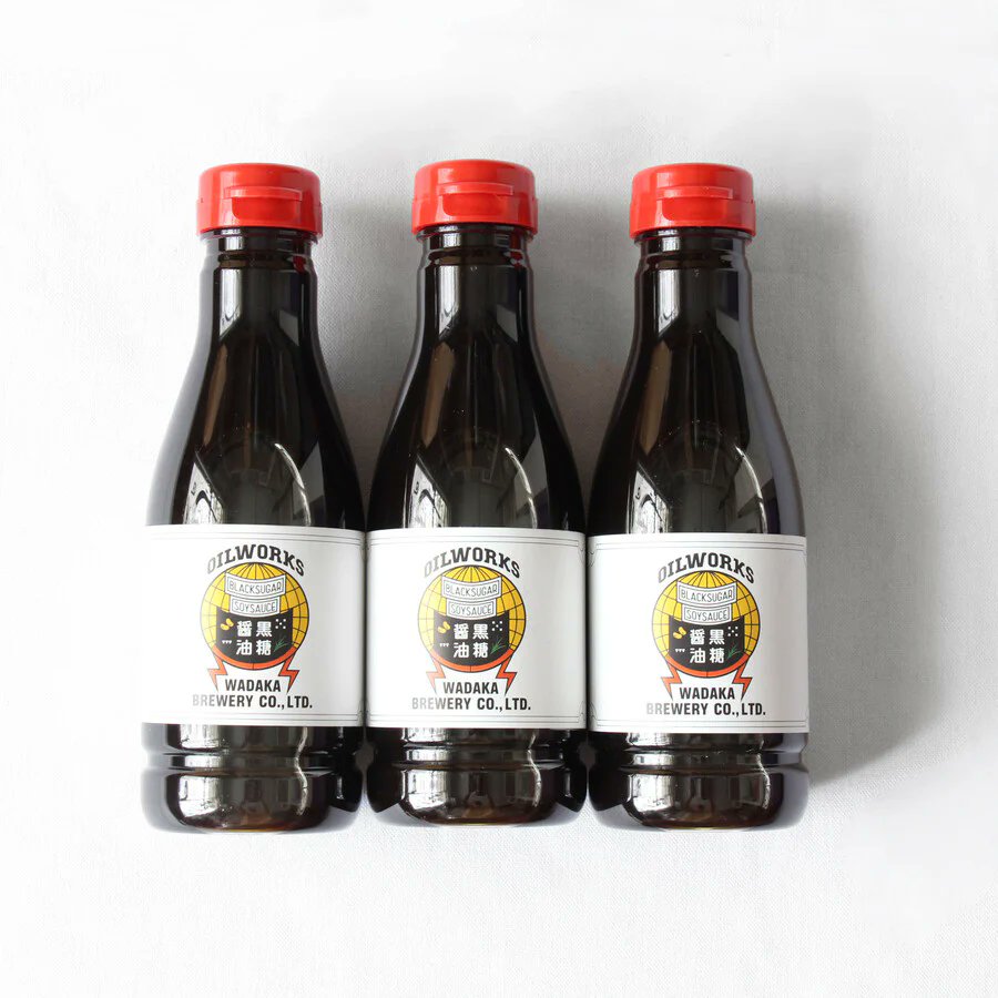 donotfind's tweet photo. OILWORKS × 和高醸造 "BLACKSUGAR SOYSAUCE” 
徳之島産サトウキビを使った香り高い黒糖をふんだんに使用し、和高醸造の醤油や香草、にんにくとブレンドしてまろやかで味わい深い黒糖醤油に仕上がっています。 
https://t.co/n0TjViHY0v https://t.co/440GnHZk5u
