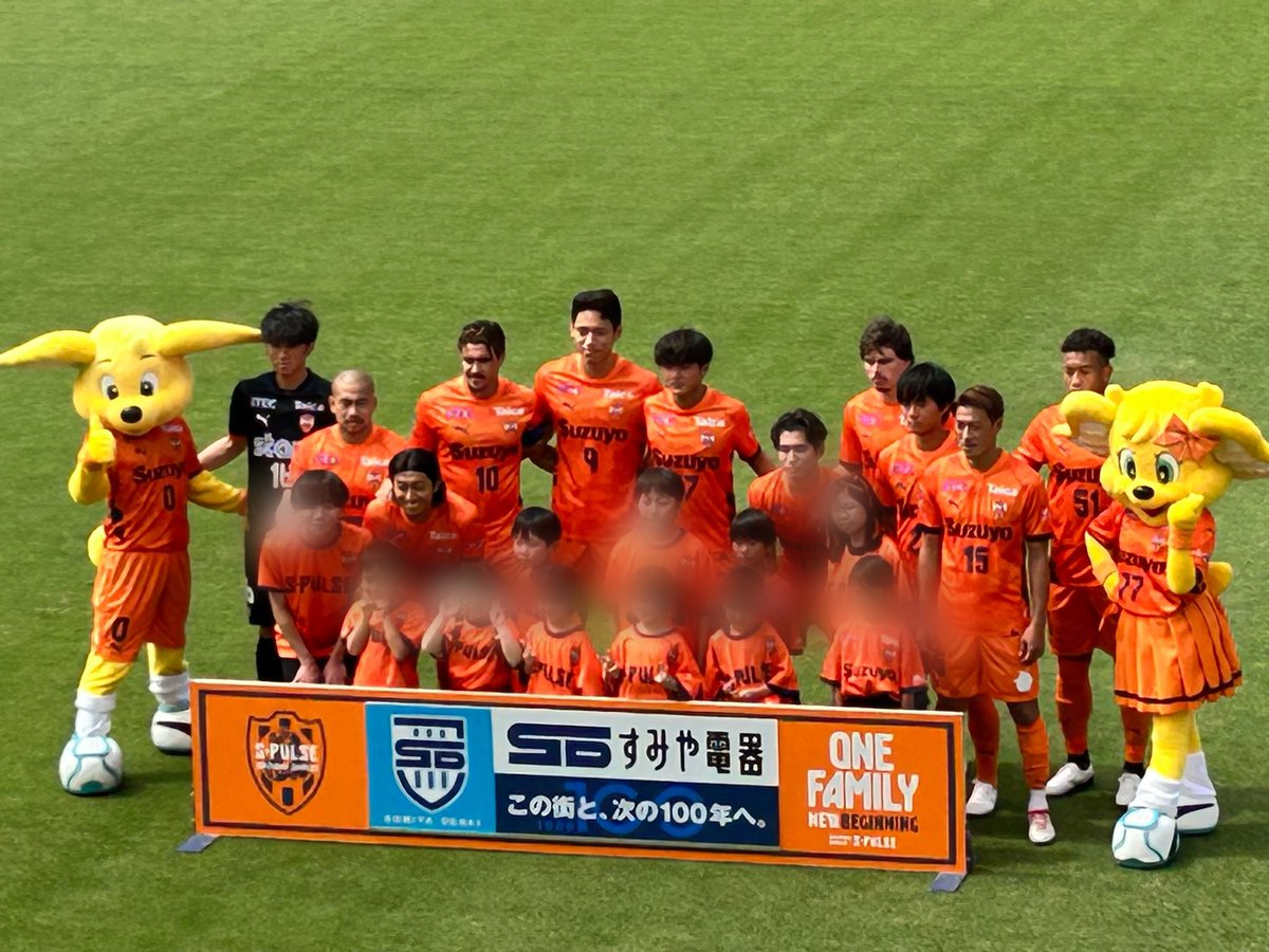 spulsepuma's tweet photo. 昨日はSSとゴール裏両方で観戦。
当選ペアチケットは両親にプレゼントする予定がオトンが当日朝風邪気味と言うので私が急遽。

後半オカンひとりにしてごめんよ🙇

メインSS6列目、迫力あるプレーを楽しめました😎
試合前の選手写真撮影「54321！」のコールもハッキリ聞けました👍

#spulse https://t.co/sFVWMJ93aF