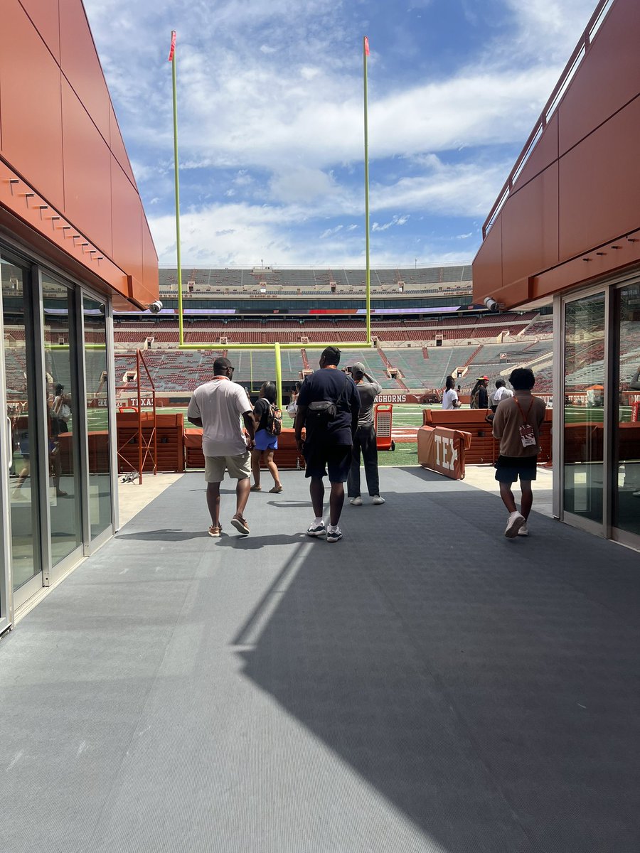 JosyahHJohnson's tweet photo. Enjoyed the atmosphere, hospitality and competition at the University of Texas. Thanks for the invite @JacksonGleeFB @BWells409! Up next, Northwestern University @NUFBFamily @LukeWalerius_ @KalebElam 

@alleneaglesfb @RecruitAllen @CoachLWig @CoachHou_Patt @Coach_Gonzales https://t.co/zEhCQHltZy