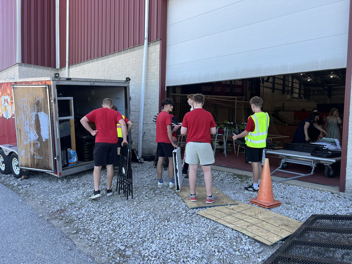 MJKingMEd's tweet photo. Some post post graduation pics. Thank you very very much to all of our volunteer ushers and marshalls, who made today’s event happen along with our amazing maintenance and custodial crew!!! @GHSStudentSec1 @GHS_CE @AthleticsGeneva https://t.co/jjmXPMat9N