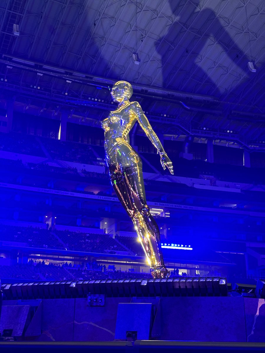 sincerelydylan's tweet photo. @theweeknd she sits so pretty https://t.co/0UQ8UmO6S3