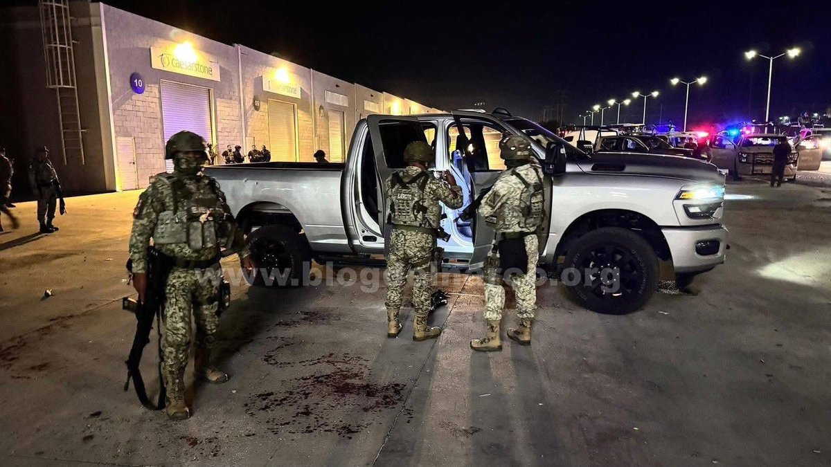 blogdelnarcomx's tweet photo. Fuerzas Federales y Sicarios se enfrentaron en Los Cabos, dos Soldados y cuatro civiles fueron heridos, un estadounidense murió (Informacion en el enlace) https://t.co/JCgyISCxaZ https://t.co/k3YGeq5Mr0