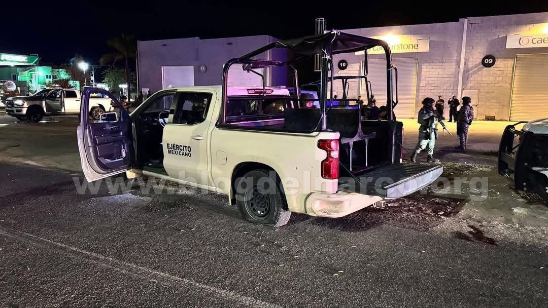 blogdelnarcomx's tweet photo. Fuerzas Federales y Sicarios se enfrentaron en Los Cabos, dos Soldados y cuatro civiles fueron heridos, un estadounidense murió (Informacion en el enlace) https://t.co/JCgyISCxaZ https://t.co/k3YGeq5Mr0