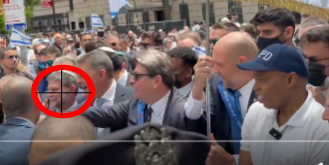 822CARREDAS's tweet photo. 🛑🛬NY ALERTE : 
            WAR CRIMINAL/RAPIST DETECTED..

What the hell is that guy doing here ? 
Is it an Invitation from 'Adams the doormat'  ?