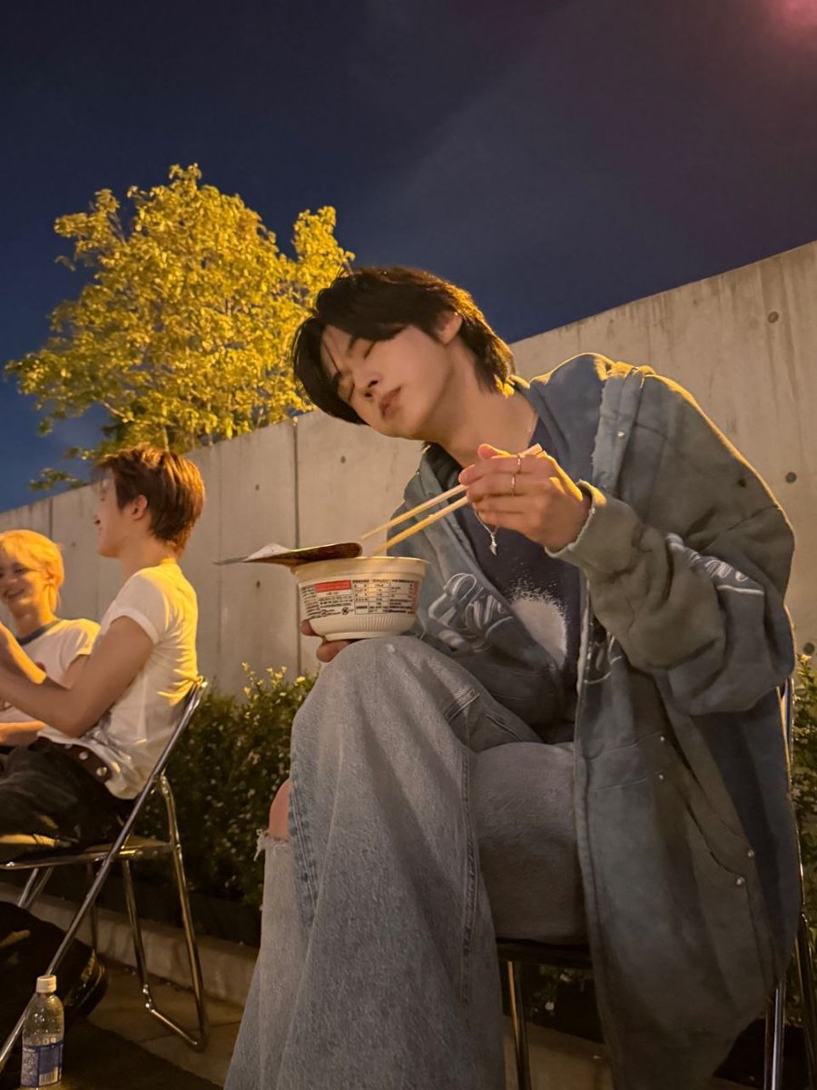 dohoonv's tweet photo. In tender solace, starlit comfort nourishes the soul with a wealth of resting thoughts, as one savours the meal with reverence, embraced by midnight warmth in a twilight serenade—a truly special moment. https://t.co/gY0yOewZpp