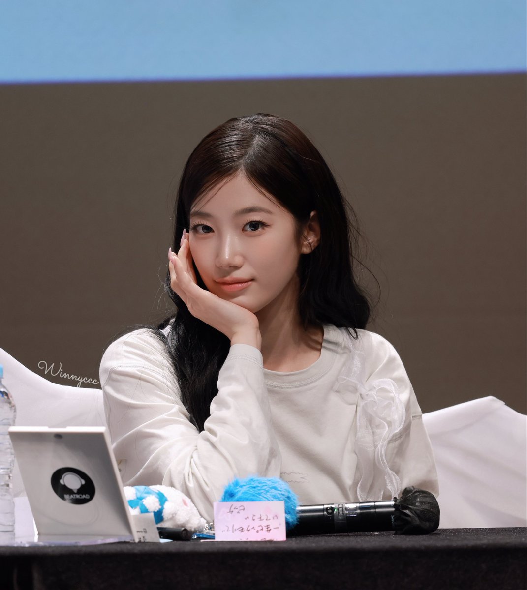 Winnyccc's tweet photo. I knew at first glance that the wings belonged to her ✨
#kazuha #카즈하 #르세라핌 https://t.co/fCIxXeiPVT