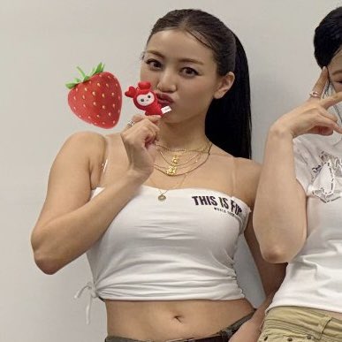 jihyo’s muscles tweet media