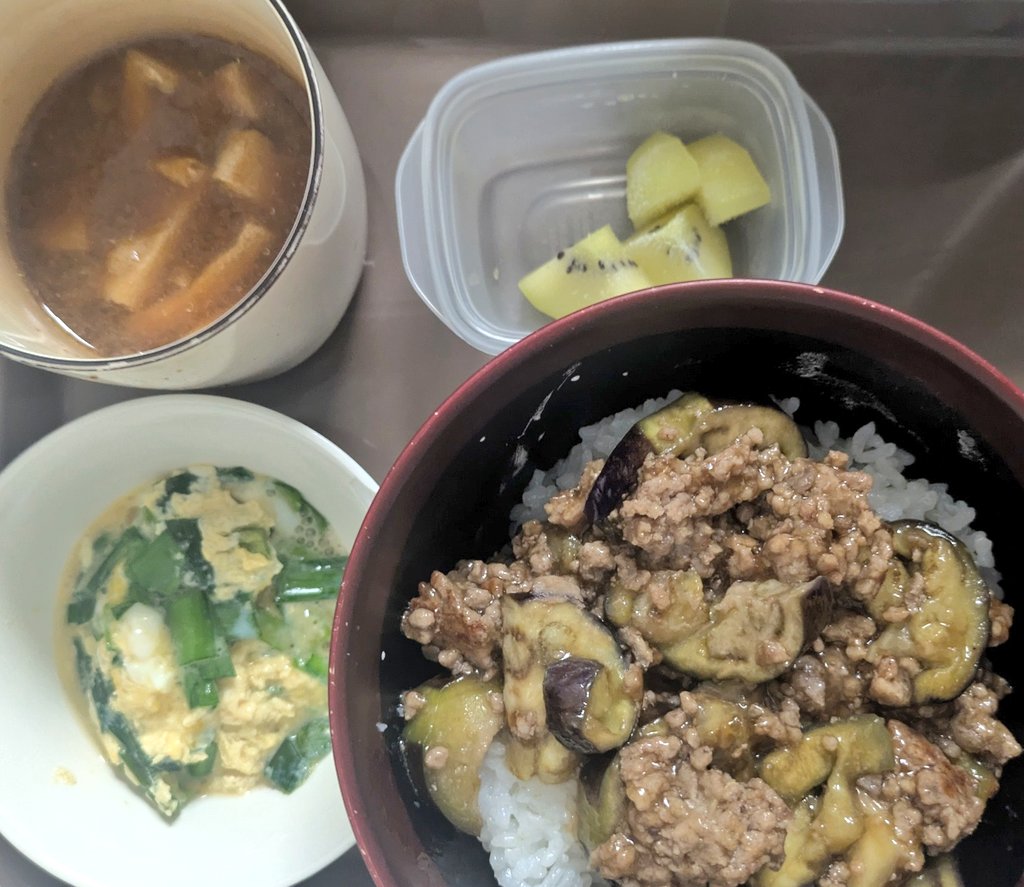 bba_pol's tweet photo. 5/31
朝
味噌汁(ごぼう/油揚げ)
煮物(にら/卵)
キウイ
丼(白米２２０g/なす/豚ひき肉)

昼
あえもの(アボカド/かにかま)
サラダ(カット野菜/鴨肉)
丼(白米２２０g/まぐろ/サーモン)
味噌汁 https://t.co/DWId5mmnJd
