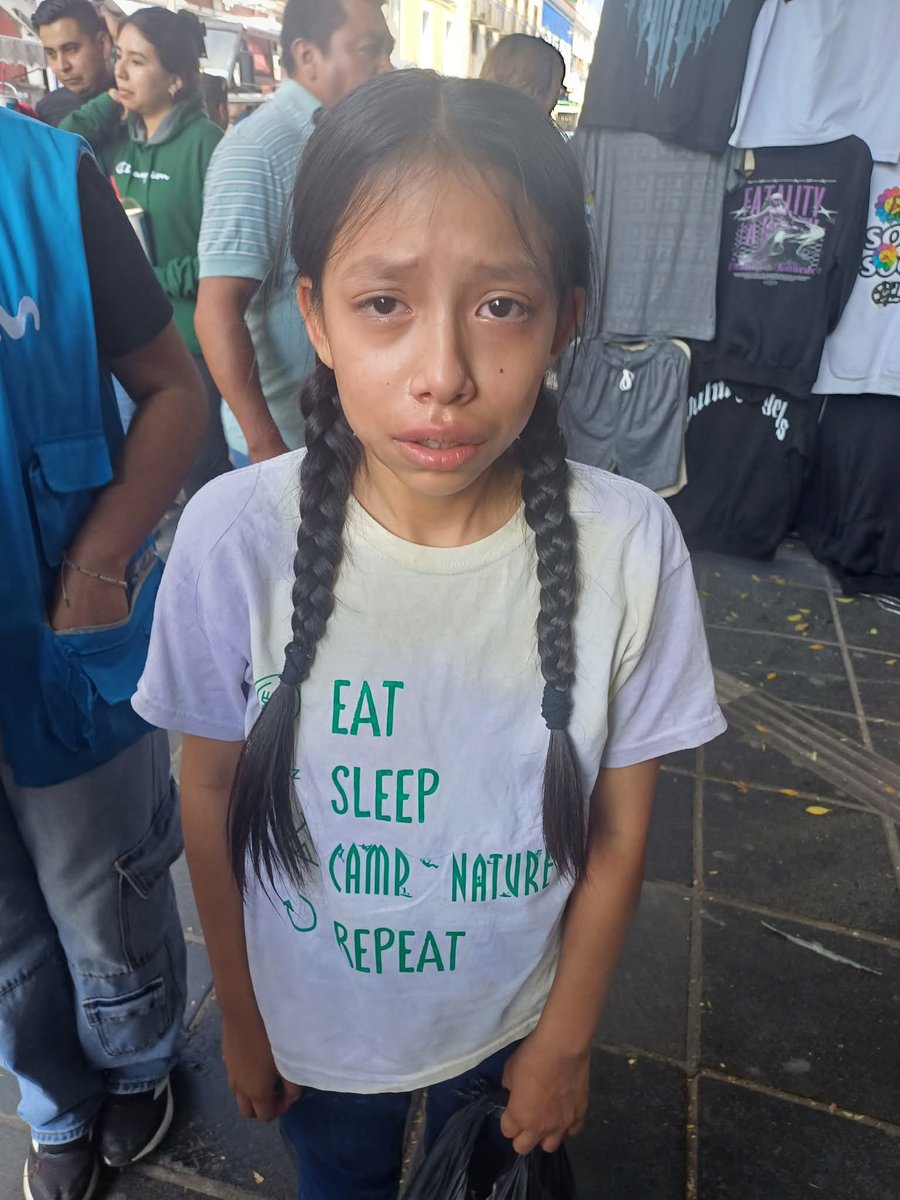 rokorcholis's tweet photo. @soyluisgabriel1 @laredcincoradio
Me urge localizar a la sra Yolanda Flores Flores mama de esta niña perdida en el centro en la 10 poniente y 5 de mayo  esta llorando. https://t.co/dlgBjltyFc