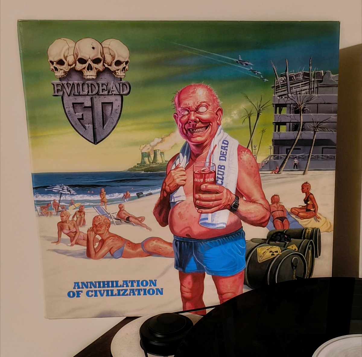 divinenothuman's tweet photo. Nothing like spinning a Thrash Metal masterpiece 🍻
🇺🇲 EVILDEAD: "Annihilation of Civilization" (1989)
🎧 https://t.co/gSK7ndACX4
#Evildead #NowPlaying #ThrashMetal #vinylrecords #Metal #vinyl #Crossover #80s #vinylcollection #EdRepka #MetalTwitter #Playlist https://t.co/IpLK68IhTA